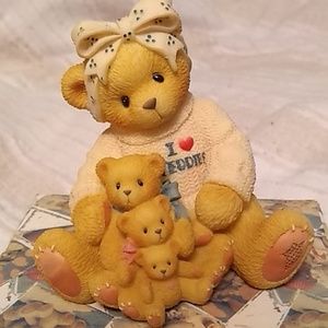 NIB Bear with now holding three bears figurine